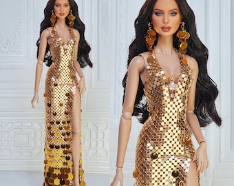Abito con paillettes in metallo dorato per bambola Fashion Royalty: abito in maglia metallica con scollo all'americana
