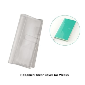 Può includere: Copertina trasparente Hobonichi Clear Cover for Weeks. La copertina è rettangolare con la parte superiore curva. Un'agenda turchese con l'anno '2021' è in un cerchio a destra. Protezione per l'agenda.