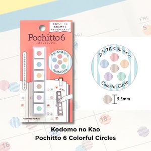 Może przedstawiać: Zestaw stempli Kodomo no Kao Pochitto 6 Colorful Circles. Opakowanie w kolorze brzoskwiniowym zawiera sześć kwadratowych stempli z kolorowymi okręgami. Rozmiar stempla to 5,5 mm. Tekst na opakowaniu brzmi "Colorful Circle".