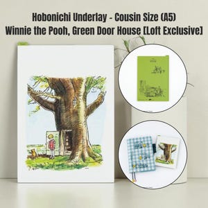 Könnte beinhalten: Eine Hobonichi-Schreibunterlage für A5 Cousin-Planer mit einem Winnie Puuh Green Door House-Design. Das rechteckige Blatt zeigt einen großen Baum mit Tür, Puuh und Christopher Robin. Enthält eine grüne Version und einen Planereinband.