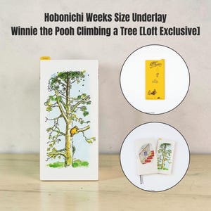 Può includere: Un sottomano formato Hobonichi Weeks con Winnie the Pooh che si arrampica su un albero. Il sottomano rettangolare presenta un'illustrazione ad acquerello di un albero con Pooh, una linguetta gialla 'TODAY' e una vista con un righello giallo.
