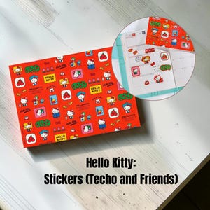 Puede incluir: Una hoja rectangular de pegatinas rojas con personajes de Hello Kitty, manzanas rojas y cuadros de texto amarillos de Hello Kitty. Un recuadro circular muestra las pegatinas aplicadas en una página de agenda cuadriculada.