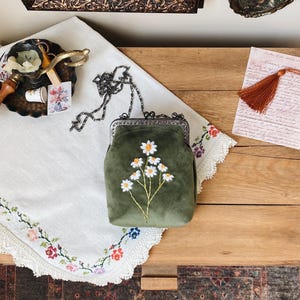 Hand Embroidered green velvet Crossbody Bag,  Floral Embroidery Kisslock , Victorian Shoulder Bag, Vintage Bag, Cottagecore style