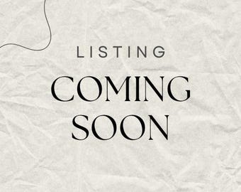 Puede incluir: Un fondo texturizado blanquecino con las palabras "LISTING COMING SOON" en negrita y en negro. Delicados remolinos de arte lineal negro se encuentran en las esquinas superior izquierda e inferior derecha.