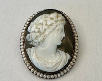 Antique 14k Yellow Gold Carved Shell Black Cameo Brooch with Pearl Bezel