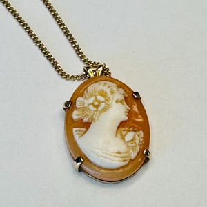 14k Gold Carved Shell Cameo Pendant Necklace ~ 18&quot; Chain