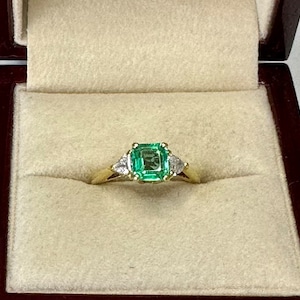 18k Yellow Gold Emerald and Trillion Diamond Ring Size 6.25