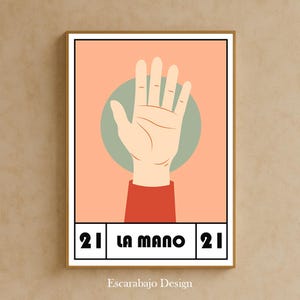 Puede incluir: Una impresión artística enmarcada con una ilustración estilizada de una mano, con la palma hacia adelante. La mano está sobre un fondo melocotón con un círculo verde. El texto "LA MANO" se muestra con el número "21" a cada lado.