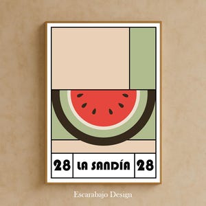 Puede incluir: Un póster enmarcado con un diseño geométrico que presenta una rodaja de sandía. La obra de arte utiliza una paleta de colores rojo, verde, beige y negro. El texto "28 LA SANDÍA 28" está en la parte inferior. También se incluye el nombre del artista, "Escarabajo Design".