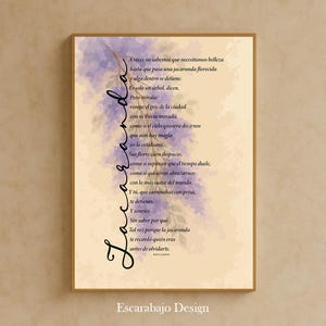 Puede incluir: Impresión enmarcada con un poema en español y un diseño floral en acuarela. El texto está en escritura negra sobre un fondo beige suave con un acento floral púrpura. La impresión es de Escarabajo Design.