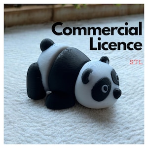 Può includere: Una statuetta di un orso panda stampata in 3D in bianco e nero. Il panda è sdraiato sulla pancia con la testa girata di lato. La statuetta è stampata a strati, con linee visibili sulla superficie. Il testo "Commercial Licence STL" è visibile sullo sfondo.