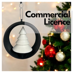 Puede incluir: Un adorno de árbol de Navidad blanco impreso en 3D que cuelga de un anillo negro. El adorno está suspendido frente a un árbol de Navidad decorado con adornos rojos y plateados. El texto "Commercial Licence" es visible en el fondo.