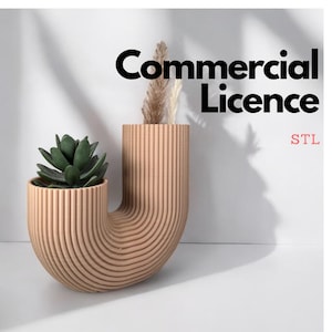 Può includere: Un vaso da fiori beige a forma di U con una texture a coste. Il vaso è riempito con una piccola pianta grassa verde. Il testo "Commercial Licence STL" è visibile sullo sfondo.