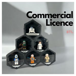 Könnte beinhalten: Schwarzer sechseckiger Displayständer mit sechs Fächern, die jeweils eine andere Lego-Minifigur enthalten. Die Minifiguren sind R2-D2, Boba Fett, Prinzessin Leia, ein Klonkrieger, Luke Skywalker und Obi-Wan Kenobi. Der Ständer ist mit "Commercial Licence STL" beschriftet.