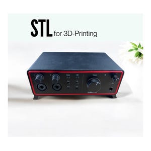 Może przedstawiać: Czarny interfejs audio z czerwonymi akcentami i pokrętłem oznaczonym jako "Wyjście". Tekst "STL for 3D-Printing" jest widoczny nad urządzeniem.