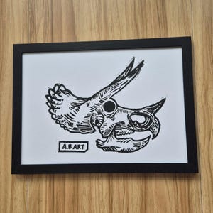Impression lino tête de mort tricératops à l'encre noire fabriquée à la main sur carte blanche - cadre noir en option