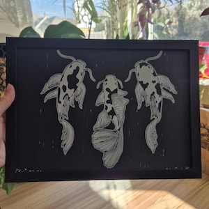Impression linogravure carpe koï sur carte noire - oeuvre d'art signée avec cadre en option - oeuvre d'art murale inspirée de la nature