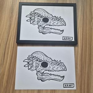 Impresión en linóleo de cráneo de Pachycephalosaurus tamaño A4, hecha a mano sobre cartulina blanca (marco negro opcional)