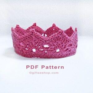 Op de afbeelding: Een roze gehaakte kroon met een kantpatroon. De kroon staat op een witte achtergrond. PDF-patroon &copy;giftseshop.com