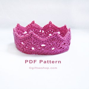 Op de afbeelding: Een roze gehaakte kroon met een kantpatroon. PDF-patroon &copy;giftseshop.com