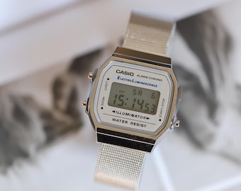 Very Rare Retro- CASIO FUTURIST LA-2001 Red Dial Rubber Strap
