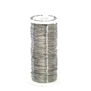 Può includere: Un rotolo di filo argentato per la rilegatura. Il rotolo è etichettato "Wire for Binding - S.S. Plating".