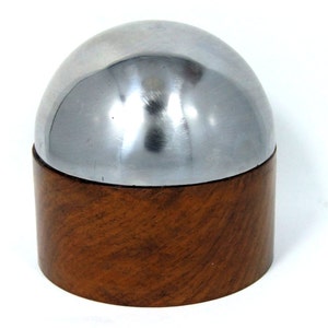 Yunque de banco de acero y madera con cúpula alta para moldear y dar forma. EN VENTA.