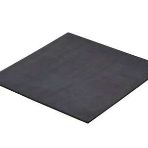Puede incluir: Una l&aacute;mina de goma negra, ideal para manualidades y proteger superficies.