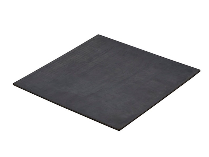 Puede incluir: Una l&aacute;mina de goma negra, ideal para manualidades y proteger superficies.