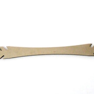 Pode incluir: Uma ferramenta de cartão castanho com um padrão em ziguezague em cada extremidade. A ferramenta foi concebida para ajudar a abrir pacotes.