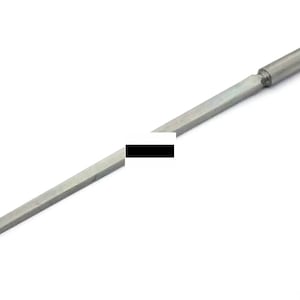 Puede incluir: Una varilla de metal larga, delgada y de color plateado con un extremo ligeramente más grueso.