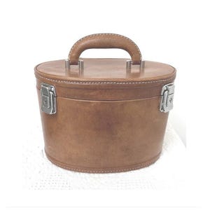 Vintage Giovanni Italian Leather Vanity Case - 1990s Oval Train Case