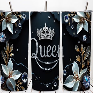 Peut inclure: Un gobelet noir avec une couronne argentée, le mot "Queen" en paillettes argentées et des fleurs blanches avec des accents dorés. Le gobelet est doté d'une paille argentée et est décoré de strass.