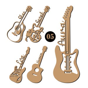 Könnte beinhalten: Fünf Holzgitarren-Ausschnitte in verschiedenen Stilen, darunter akustische und elektrische Designs. Jede Gitarre hat einen Namen, mit der Nummer "05" in einem schwarzen Kreis. Die Gitarren sind in Braun- und Beigetönen gehalten.