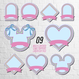 Puede incluir: Colección de adornos para tartas multicapa en varias formas, incluyendo un corazón y una silueta de Mickey Mouse. Cada adorno presenta un centro azul claro, una cinta rosa y detalles en amarillo pastel y morado. También se ve el número "09" y texto.