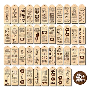 Könnte beinhalten: Eine Sammlung von über 45 Holz-Lesezeichen mit verschiedenen eingravierten Designs und Texten. Die Lesezeichen zeigen Zitate über das Lesen, Kaffeetassen, Bücher und florale Akzente. Die Farbe ist hellbraun.