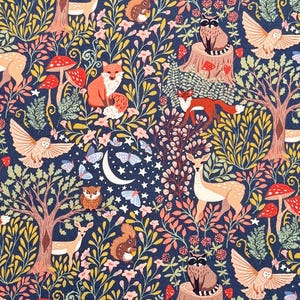 K&ouml;nnte beinhalten: Ein detailreiches Stoffmuster mit Waldmotiven, das Hirsche, F&uuml;chse, Eulen, Waschb&auml;ren, Pilze, Schmetterlinge und einen Mond auf dunklem Blau zeigt. Das Design enth&auml;lt florale und Blattelemente.