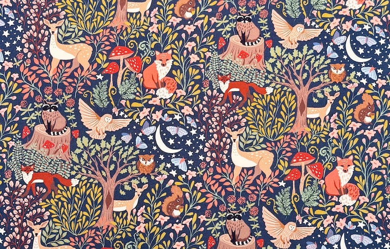 K&ouml;nnte beinhalten: Ein detailreiches Stoffmuster mit Waldmotiven, das Hirsche, F&uuml;chse, Eulen, Waschb&auml;ren, Pilze, Schmetterlinge und einen Mond auf dunklem Blau zeigt. Das Design enth&auml;lt florale und Blattelemente.