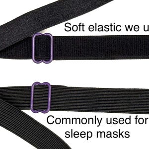 K&ouml;nnte beinhalten: Nahaufnahme von zwei schwarzen elastischen B&auml;ndern mit lila Kunststoffverstellern. Der Text "Soft elastic we use" und "Commonly used for sleep masks" ist sichtbar. Die B&auml;nder sind wahrscheinlich f&uuml;r Schlafmasken oder &auml;hnliche Produkte.