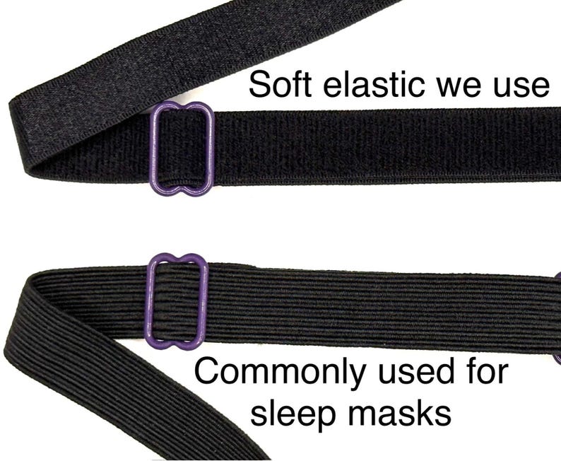 K&ouml;nnte beinhalten: Nahaufnahme von zwei schwarzen elastischen B&auml;ndern mit lila Kunststoffverstellern. Der Text "Soft elastic we use" und "Commonly used for sleep masks" ist sichtbar. Die B&auml;nder sind wahrscheinlich f&uuml;r Schlafmasken oder &auml;hnliche Produkte.