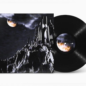 Könnte beinhalten: Schwarze Schallplatte mit Hülle, die eine gotische Burg auf einem Felsen unter einem mondbeschienenen Himmel zeigt. Das Etikett der Schallplatte spiegelt das Kunstwerk wider und schafft eine kohärente Ästhetik.