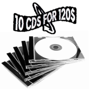 以下が含まれることがあります： 透明なプラスチックケースに入った10枚のCDのスタック。CDは白い表面をしています。CDの上には「10 CDs FOR 120$」と書かれた白黒のグラフィックがあります。