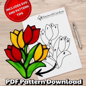 Könnte beinhalten: Ein Bleiglasmuster für einen Tulpenstrauß. Das Muster enthält 18 nummerierte Teile und ist mit "Glasswork Gardens Stained Glass Patterns" beschriftet.