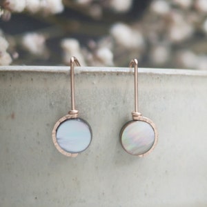 Brincos de argola com madrepérola: Prata de lei ou ouro laminado, estilo minimalista, com fecho de arame.