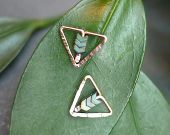 Petits clous minimaux, clous martelés, clous triangle en or, clous triangle en argent, boucles d'oreilles montant, clous chevrons, boucles d'oreilles délicates, cadeaux pour elle