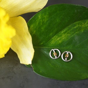 Kleine runde Ohrstecker in Sterling Silber oder Gold Fill