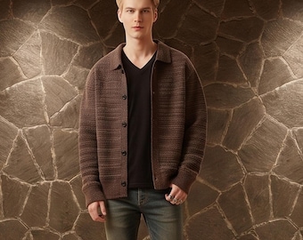 Könnte beinhalten: Eine braune Strickjacke mit Knöpfen und Kragen, getragen über einem schwarzen T-Shirt mit V-Ausschnitt, kombiniert mit einer schmal geschnittenen blauen Jeans und roten Turnschuhen mit weißen Schnürsenkeln und Sohlen. Die Strickjacke hat ein Texturmuster.