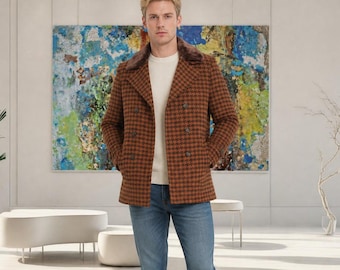 Könnte beinhalten: Ein braun-schwarzer zweireihiger Caban mit dunkelbraunem Kunstfellkragen, getragen über einem cremefarbenen Rundhalspullover, blauen Jeans und weißen Turnschuhen. Der Mantel hat vier sichtbare Knöpfe auf der Vorderseite.
