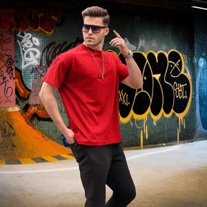 Camiseta de cuello redondo para hombre, elegante y cómoda, con estampado de letras, estilo informal y acogedor, estilo urbano chic para hombre, top informal con estilo para el verano.