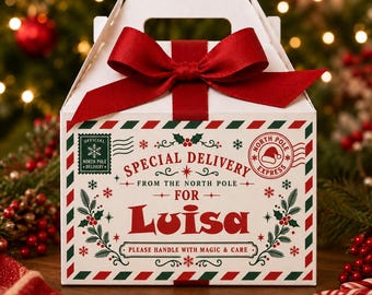 Può includere: Una scatola regalo in cartone bianco con manico, sormontata da un grande fiocco in raso rosso. La scatola presenta strisce diagonali verdi e rosse sui bordi e il testo: Special Delivery From The North Pole For Luisa Please Handle With Magic & Care.